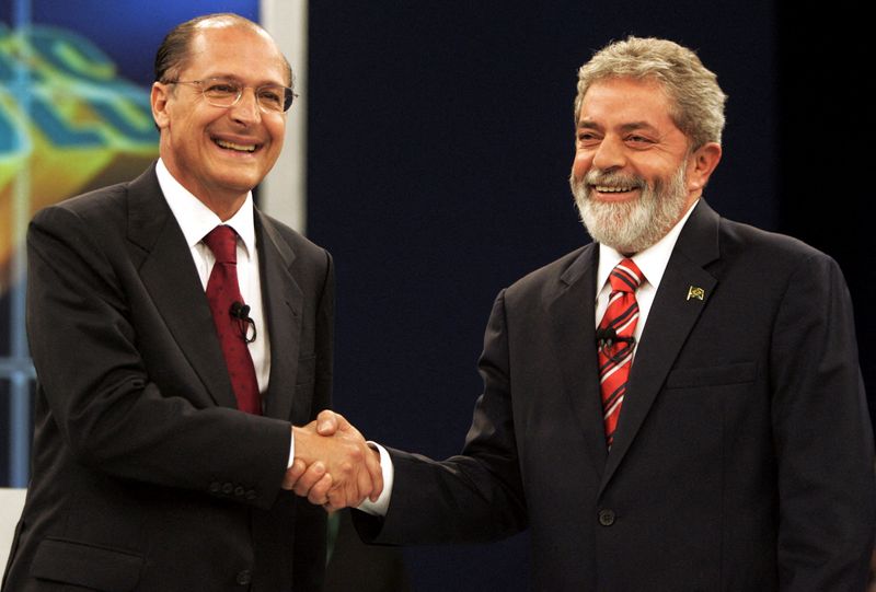 &copy; Reuters. Ex-presidente Luiz Inácio Lula da Silva e ex-governador de São Paulo Geraldo Alckmin durate debate da eleição presidencial de 2006 no Rio de Janeiro
27/10/2006 REUTERS/Sergio Moraes