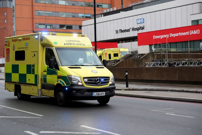 &copy; Reuters. Ambulância em frente a hospital londrino em meio à disseminação da Covid-19 no Reino Unido
12/12/2021 REUTERS/May James