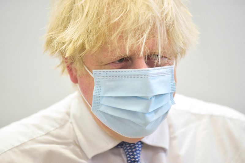 &copy; Reuters. 英国のジョンソン首相は１３日、新型コロナウイルスのオミクロン変異株による感染で、英国で少なくとも１人の死亡が確認されたと明らかにした。写真はジョンソン首相（２０２１年　ロ