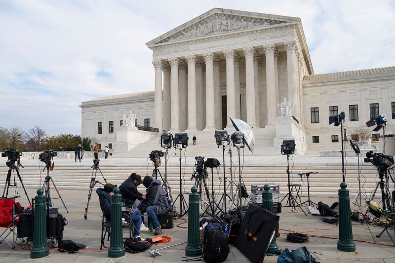 &copy; Reuters. FILE PHOTO: Members of the media gather outside the U.S. Supreme Court in Washington, U.S., December 10, 2021. REUTERS/Sarah Silbiger/File Photo