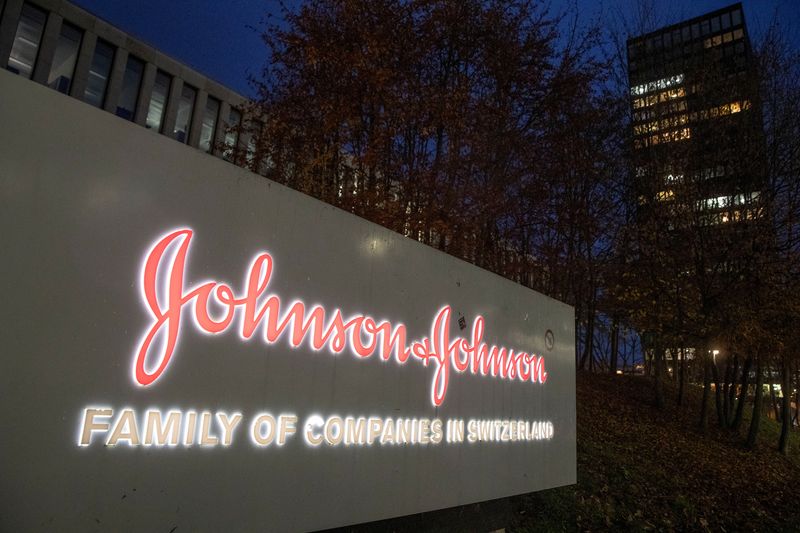 © Reuters. FILE PHOTO: The logo of healthcare company Johnson & Johnson is seen in front of an office building in Zug, Switzerland December 1, 2021. REUTERS/Arnd Wiegmann