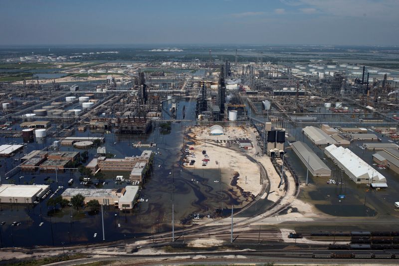 &copy; Reuters. FILE PHOTO: Flood waters caused by Tropical Storm Harvey encompass the Motiva Enterprises LLC in Port Arthur, Texas, U.S. August 31, 2017. REUTERS/Adrees Latif