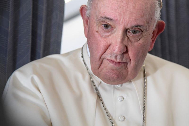 &copy; Reuters. Papa Francisco no avião de volta à Roma após visita ao Chipre e à Grécia
06/12/2021 Alessandro Di Meo/Pool via REUTERS