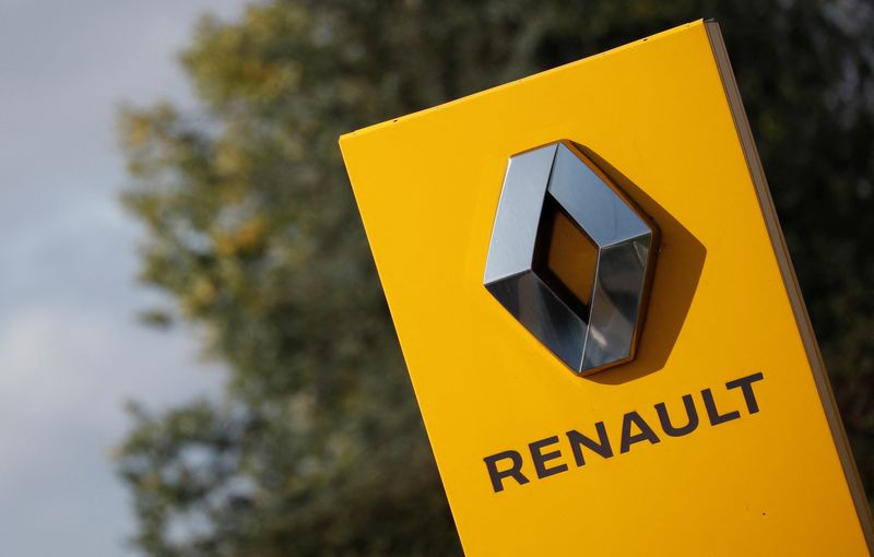 &copy; Reuters. FILE PHOTO: A logo of Renault carmaker is pictured at a dealership in Le Loroux-Bottereau, France, September 28, 2020. REUTERS/Stephane Mahe
