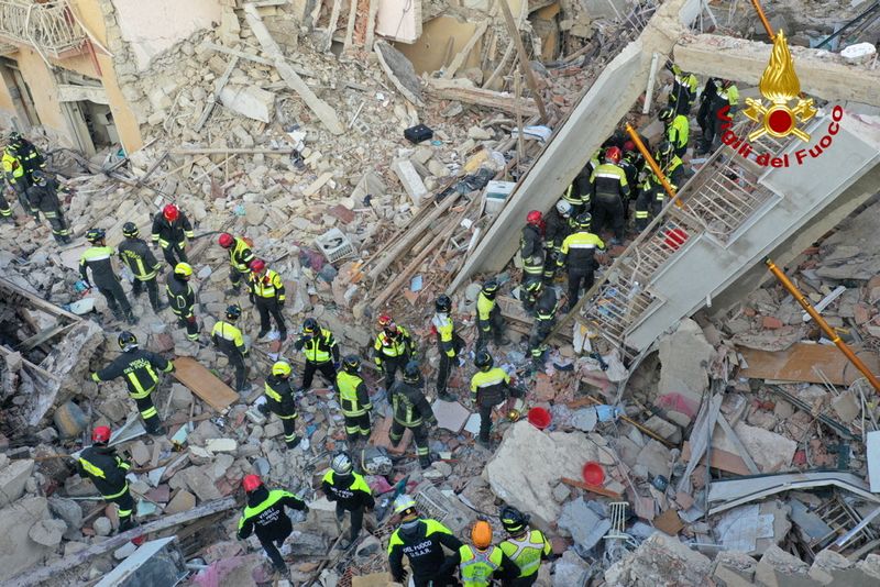 &copy; Reuters. Bombeiros trabalham em local de explosão de gás que destruiu casas em Ravanusa, na Sicília
12/12/2021
Vigili del Fuoco/Divulgação via Reuters