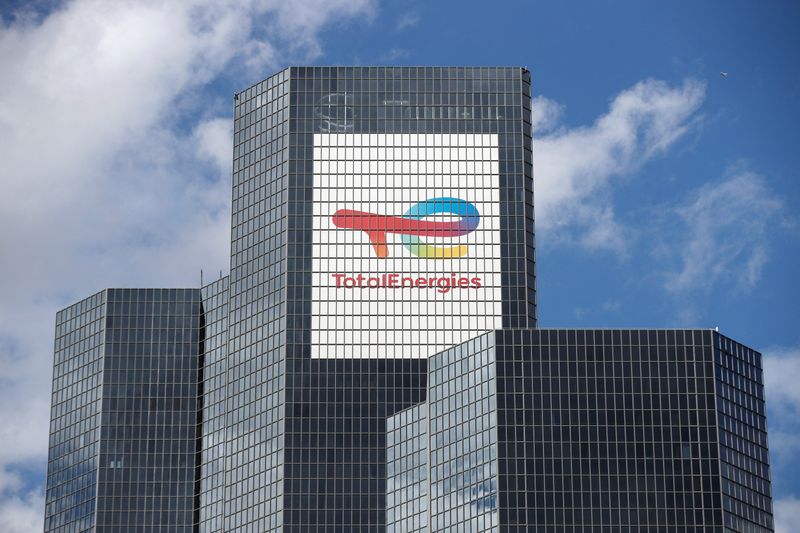 &copy; Reuters. شعار شركة توتال إنيرجيس  على مقرها في باريس يوم 28يوليو تموز 2021. تصوير: بينويه تيسيه - رويترز. 