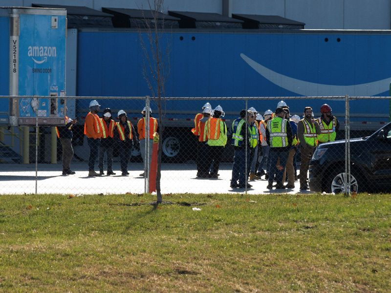 &copy; Reuters. Amazon personnel gather for a meeting on the lot of the distribution center where the roof collapsed in Edwardsville, Illinois, U.S. December 13, 2021.  REUTERS/Lawrence Bryant