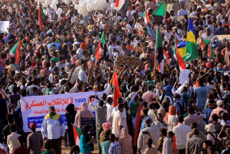 © Reuters. متظاهرون خلال مسيرة من الخرطوم بحري إلى أم درمان يوم الاثنين. تصوير:محمد نور الدين عبد الله-رويترز.