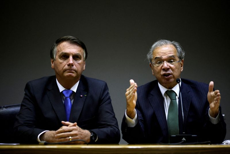 &copy; Reuters. FILE PHOTO: Brazil's President Jair Bolsonaro and Economy Minister Paulo Guedes attend a news conference at the Ministry of Economy headquarters in Brasilia, Brazil, October 22, 2021. REUTERS/Ueslei Marcelino/File Photo