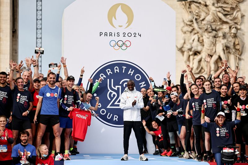 &copy; Reuters. Corredor queniano Kipchoge posa para foto no pódio de maratona em Paris
31/10/2021
REUTERS/Sarah Meyssonnier