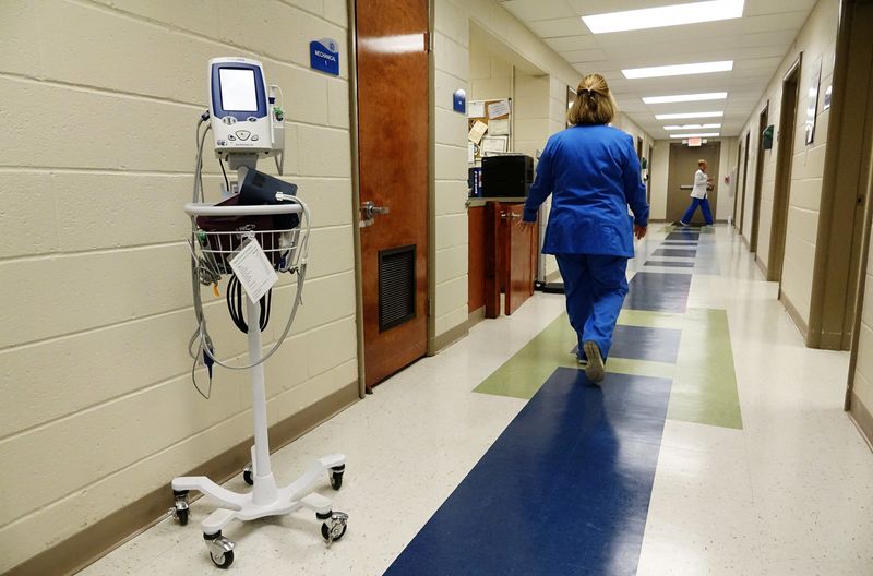 © Reuters. FILE PHOTO: A nurse walks along the hallways of the East Arkansas Family Health Center in Lepanto, Arkansas, U.S., May 2, 2018. Picture taken May 2, 2018. REUTERS/Karen Pulfer Focht