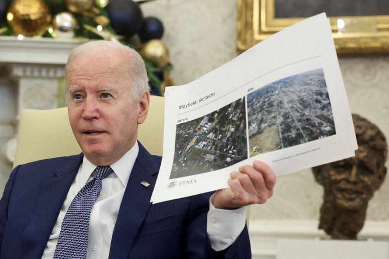 © Reuters. U.S. President Joe Biden reacts as he receives a briefing in the Oval Office on the Federal response to the tornadoes and extreme weather that impacted multiple states, in Washington, U.S., December 13, 2021. REUTERS/Evelyn Hockstein