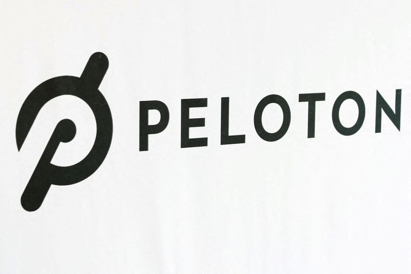 &copy; Reuters. FOTO DE ARCHIVO: Un logotipo de Peloton se ve después del toque de la campana de apertura para la salida a bolsa de la compañía en el sitio del mercado Nasdaq en la ciudad de Nueva York, Nueva York, Estados Unidos. 26 de septiembre de 2019. REUTERS/Sha