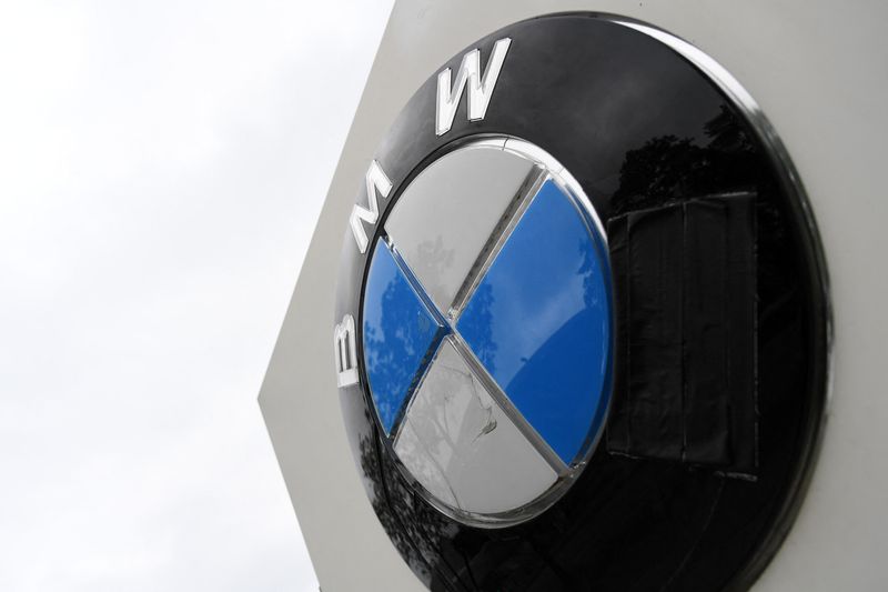 &copy; Reuters. IMAGEN DE ARCHIVO. El logo de la fabricante de vehículos alemana BMW se ve en la sede de la compañía en Múnich, Alemania, Mayo 14, 2020. REUTERS/Andreas Gebert