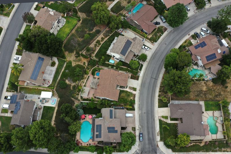 &copy; Reuters. FILE PHOTO: Solar panels are seen on rooftops amid the coronavirus disease (COVID-19) outbreak, in Santa Clarita, near Los Angeles, California, U.S., June 18, 2020. Picture taken June 18, 2020. REUTERS/Lucy Nicholson/File Photo