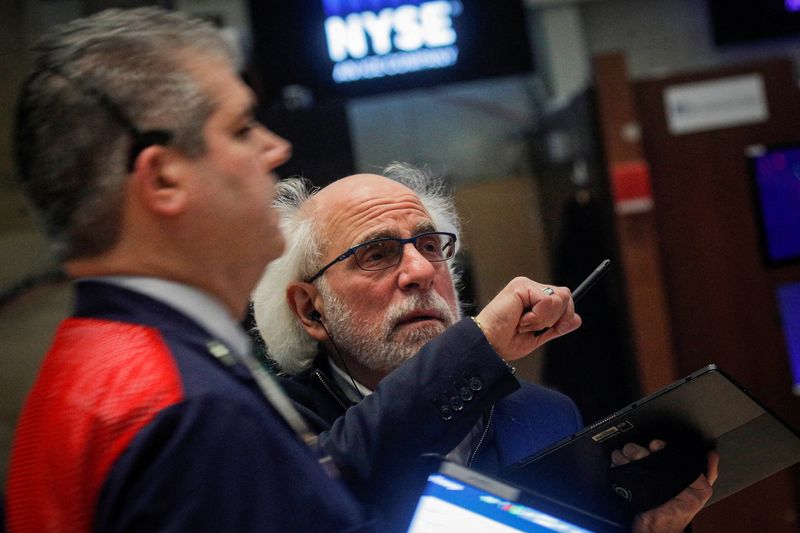 © Reuters. Traders work on the floor of the New York Stock Exchange (NYSE) in New York City, U.S., December 13, 2021.  REUTERS/Brendan McDermid
