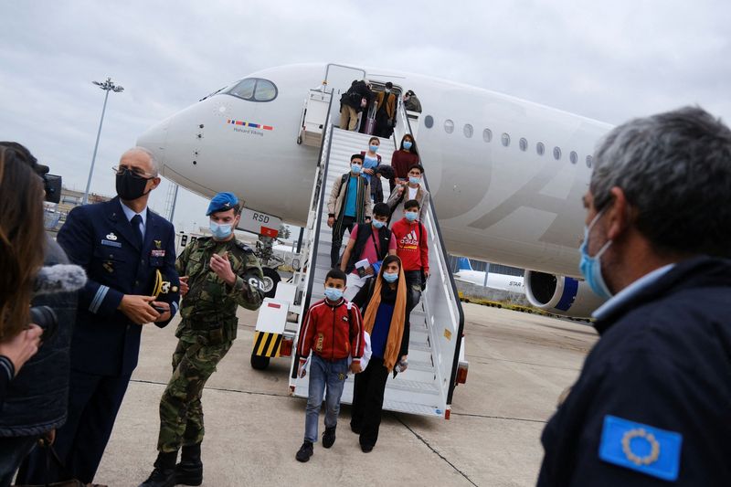 &copy; Reuters. Afegãos que escaparam de Cabul desembarcam em aeroporto de Lisboa
13/12/2021
REUTERS/Pedro Nunes