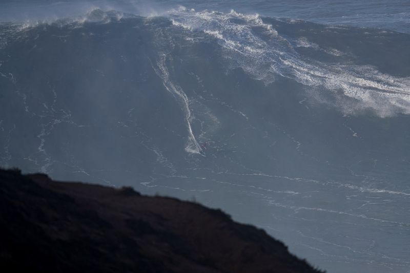 &copy; Reuters. Surfista desce onda gigante em Nazaré
11/12/2021
REUTERS/Pedro Nunes