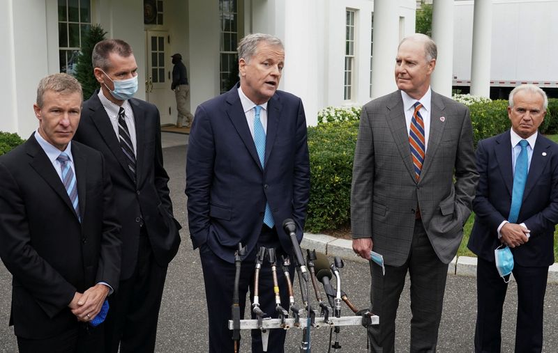 &copy; Reuters. FILE PHOTO: Flanked by other airline executives, American Airlines CEO Doug Parker speaks to reporters after meeting with  White House Chief of Staff Mark Meadows in Washington, U.S., September 17, 2020.  REUTERS/Kevin Lamarque
