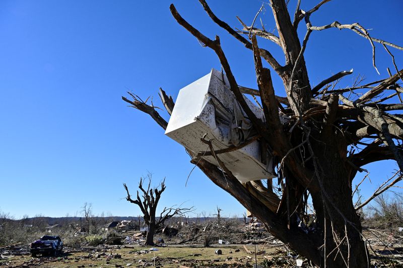 &copy; Reuters. Geladeira presa em árvore após passagem de tornados por Dawson Springs, no Kentucky
13/12/2021
REUTERS/Jon Cherry