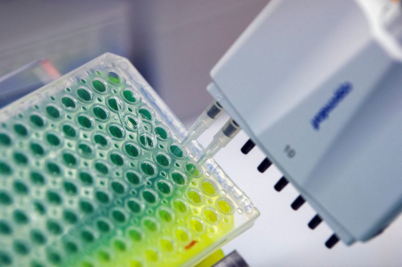 © Reuters. Molecular biology tech, Sarah Corcoran, prepares  SARS-CoV-2 samples as part of the RNA sequencing process at Ohio State University in Columbus, where the Omicron variant of coronavirus was recently identified in several samples from Ohio, in Columbus, Ohio, U.S., December 13, 2021. REUTERS/Gaelen Morse