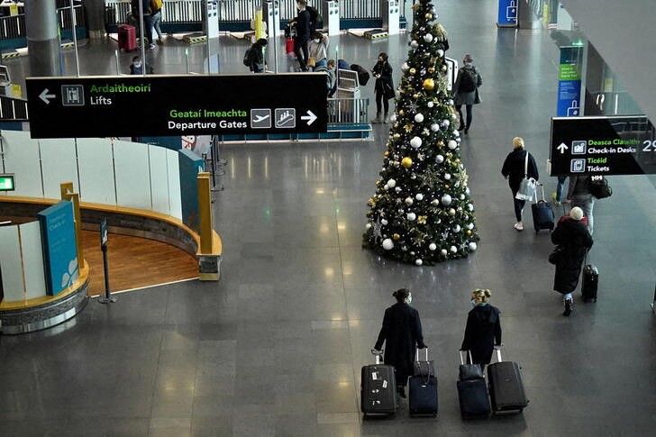 &copy; Reuters. １２月１３日、アイルランド保健当局幹部は、国内の新型コロナウイルス新規感染者の１１％をオミクロン変異株が占めているとの推計を明らかにした。写真はダブリンの空港で３日撮影（