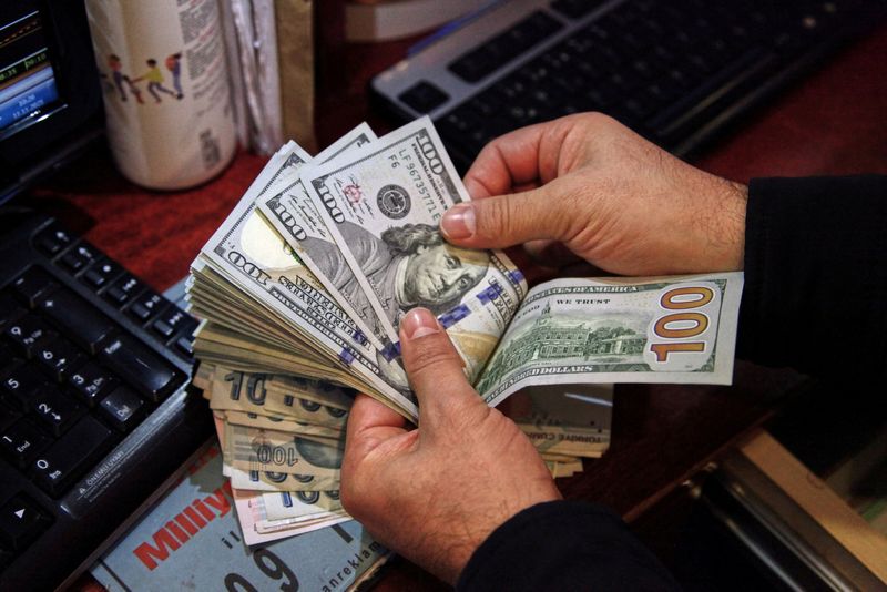 &copy; Reuters. FILE PHOTO: A money changer counts U.S. dollar banknotes at a currency exchange office in Ankara, Turkey November 11, 2021. REUTERS/Cagla Gurdogan/File Photo