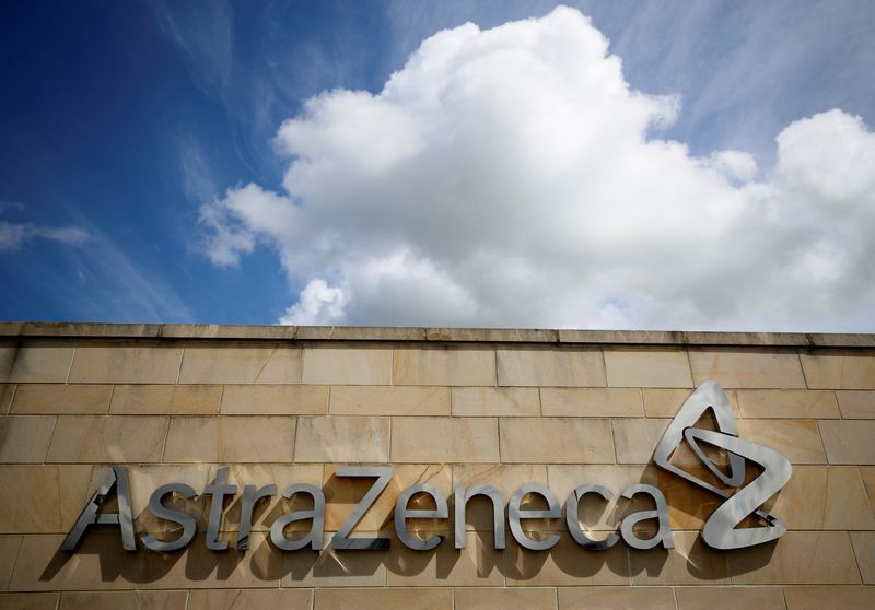 © Reuters. FILE PHOTO: A company logo is seen at the AstraZeneca site in Macclesfield, Britain, May 11, 2021. REUTERS/Phil Noble