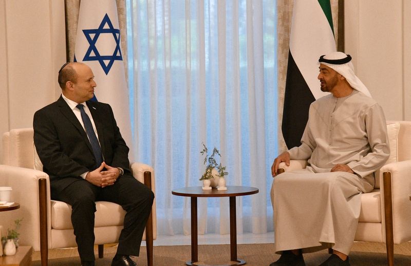 &copy; Reuters. 　イスラエルのベネット首相（左）は１３日、訪問先のアラブ首長国連邦（ＵＡＥ）の事実上の指導者であるアブダビ首長国のムハンマド皇太子と会談した。両国指導者による公式会談は初
