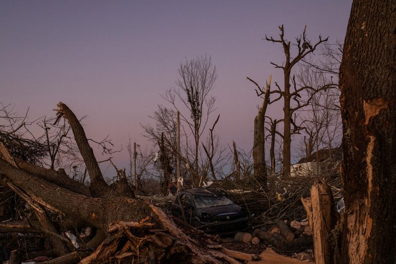 © Reuters. A destroyed vehicle sits in the aftermath of a tornado in Mayfield, Kentucky, U.S., December 13, 2021. REUTERS/Adrees Latif   