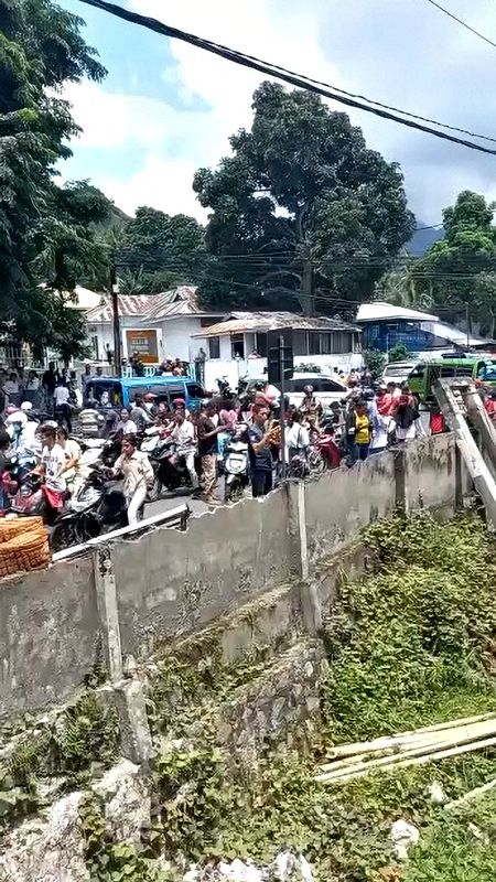 Powerful quake strikes Indonesia; residents flee into streets