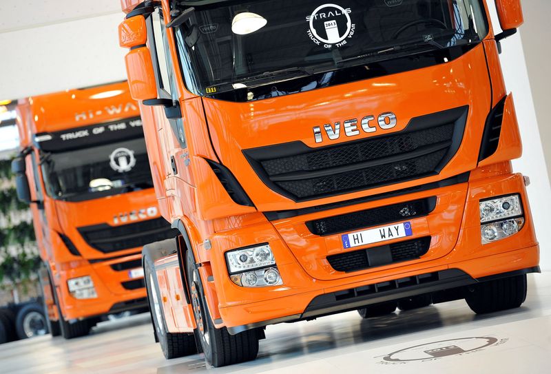 &copy; Reuters. Due veicoli Iveco presso il Villagio industriale Fiat a Torino.  REUTERS/Giorgio Perottino