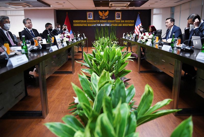 © Reuters. U.S. Secretary of State Antony Blinken meets with the Coordinating Minister for Maritime Affairs and Investment Luhut Binsar Pandjaitan at the Coordinating Ministry for Maritime Affairs and Investment in Jakarta, Indonesia December 14, 2021. Olivier Douliery/Pool via REUTERS