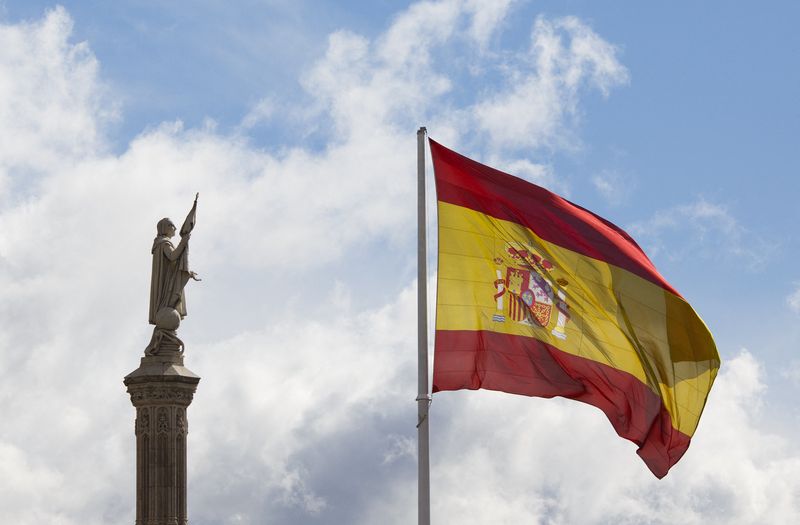 &copy; Reuters. Una vista de la estatua de Cristóbal Colón y una bandera española en la Plaza Colón en Madrid