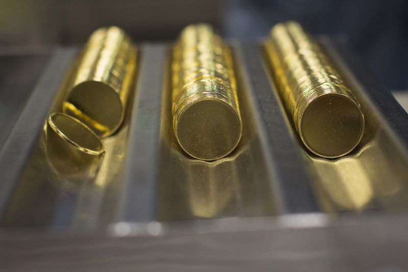 &copy; Reuters. Imagen de archivo de monedas de oro sin tallar de 24 quilates en unas instalaciones de la United States West Point Mint en West Point, Nueva York, EEUU.