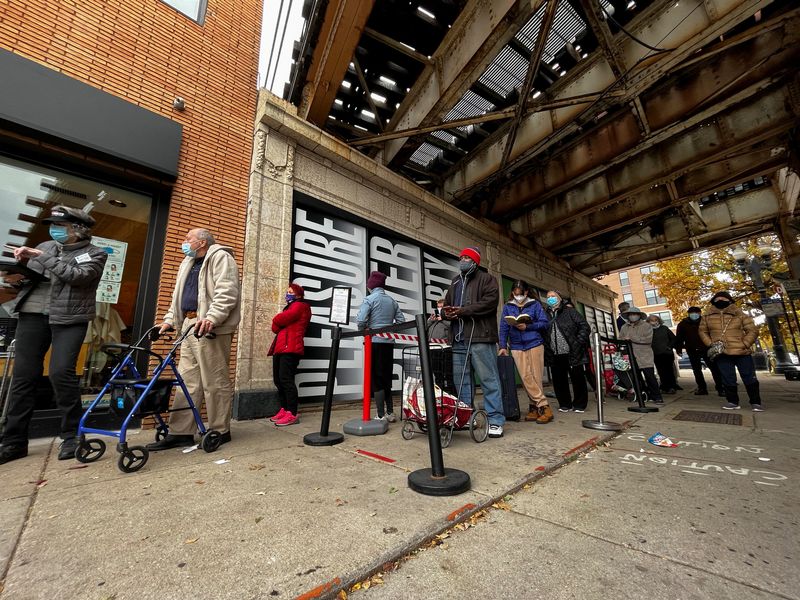 © Reuters. Terrence Holloway, 41, waits to select groceries outside the Lakeview Pantry, in Chicago, U.S., November 10, 2021. REUTERS/Christopher Walljasper