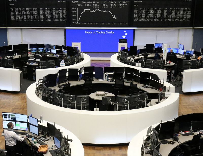 &copy; Reuters. Les Bourses européennes hésitent à mi-séance. À Paris, le CAC 40 perd 0,06% 11h50 GMT. À Londres, le FTSE 100 prend 0,39% mais à Francfort, le Dax recule de 0,1%. /Photo prise le 13 décembre 2021/REUTERS/Staff