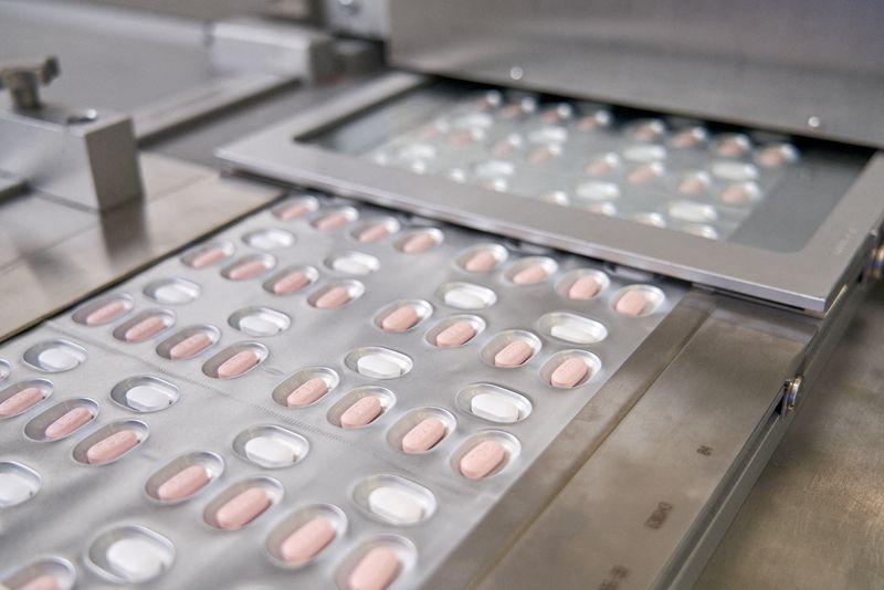 © Reuters. FILE PHOTO: Paxlovid, a Pfizer's coronavirus disease (COVID-19) pill, is seen manufactured in Ascoli, Italy, in this undated handout photo obtained by Reuters on November 16, 2021. Pfizer/Handout via REUTERS   