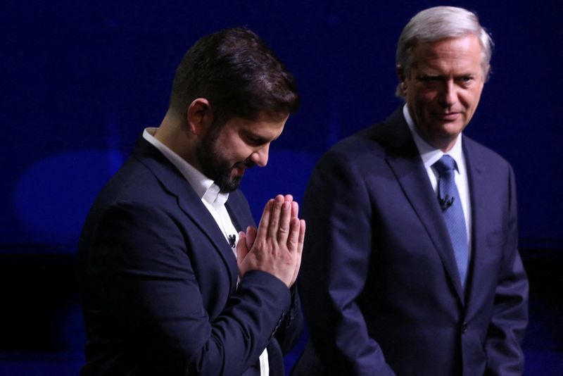 &copy; Reuters. Candidatos à presidência do Chile, Gabriel Boric (à esquerda) e José Antonio Kast, posam para foto antes de debate em Santiago
13/12/2021 Elvis Gonzalez/Pesquisa via Reuters