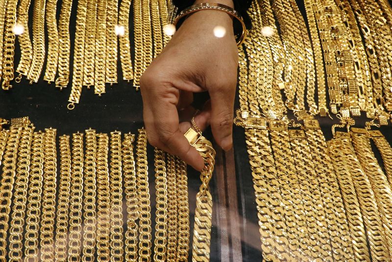 &copy; Reuters. A vendor arranges gold chains displayed at VJ Gold and Diamond jewellery shop in Kuala Lumpur, Malaysia August 10, 2020. REUTERS/Lim Huey Teng