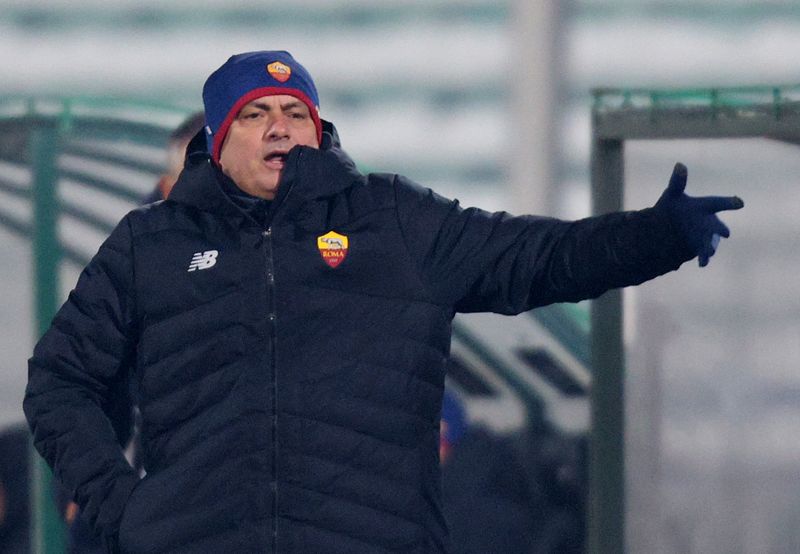 &copy; Reuters. Técnico da AS Roma, José Mourinho, na Bulgária 9/12/2021 REUTERS/Stoyan Nenov