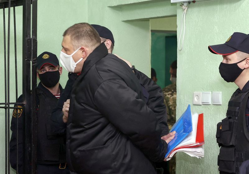 &copy; Reuters. Sergueï Tsikhanouski, le mari de l'opposante biélorusse Svetlana Tsikhanouskaïa, a été condamné mardi à une peine de 18 ans d'emprisonnement après avoir été arrêté l'an dernier alors qu'il voulait se porter candidat à l'élection présidentie