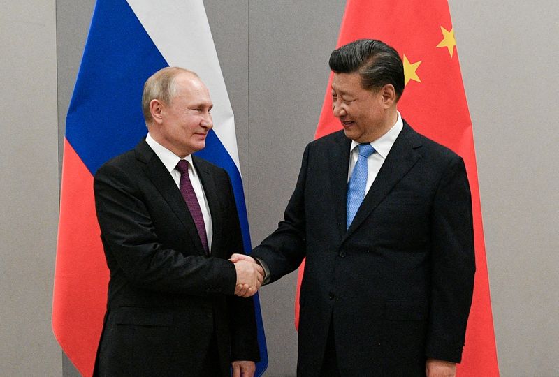 &copy; Reuters. Presidentes da Rússia, Vladimir Putin, e da China, Xi Jinping, se cumprimentam durante cúpula dos Brics, em Brasília
13/11/2019 Sputnik/Ramil Sitdikov/Kremlin via REUTERS