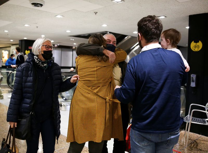 &copy; Reuters. FILE PHOTO: Marie and Ed Graham greet daughter-in-law Nicola Graham and son Ally as they meet granddaughter Iona, 1, for the first time after arriving from London as the U.S. reopens air and land borders to coronavirus disease (COVID-19) vaccinated travel