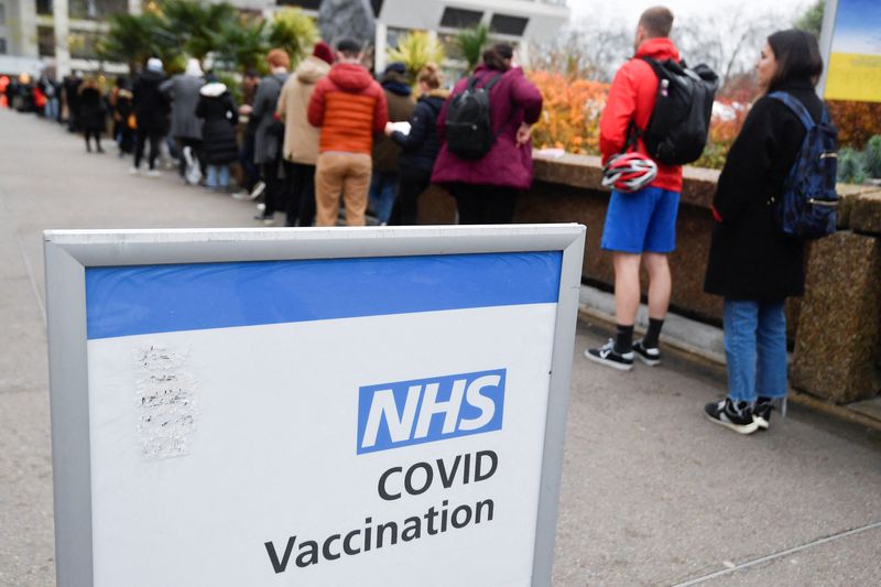 © Reuters. Decenas de personas hacen cola para vacunarse contra el COVID-19 en el Hospital de Santo Tomás en Londres, Reino Unido. 14 diciembre 2021. REUTERS/Toby Melville