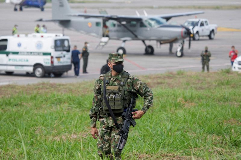 © Reuters. جندي لتأمين موقع التفجيرين في مطار كاميلو دازا الدولي في مدينة كوكاتو الحدودية في كولومبيا يوم الثلاثاء. تصوير: رويترز.
(تستخدم الصورة للأغراض التحريرية فقط).