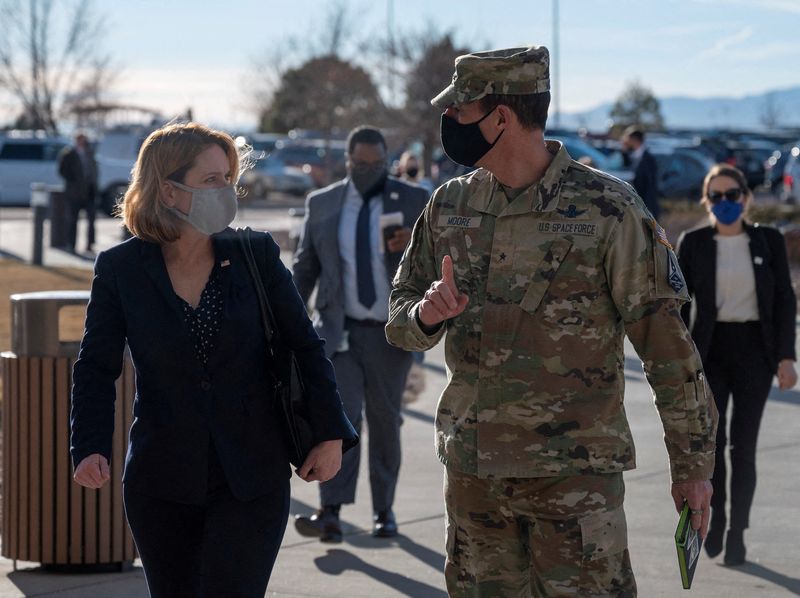 &copy; Reuters. Vice-secretária de Defesa dos EUA, Kathleen Hicks, conversa com vice-comandante do Comando de Treinamento e Prontidão Espaciais, brigadeiro Todd Moore, durante visita a Base da Força Espacial no Colorado
13/12/2021 Força Aérea dos EUA/Sargento. Britt