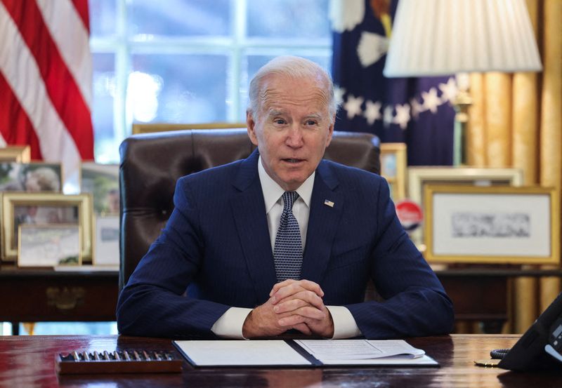 &copy; Reuters. U.S. President Joe Biden speaks prior to signing an executive order intended to reduce bureaucracy around government services for the public, in the Oval Office at the White House in Washington, U.S., December 13, 2021. REUTERS/Evelyn Hockstein