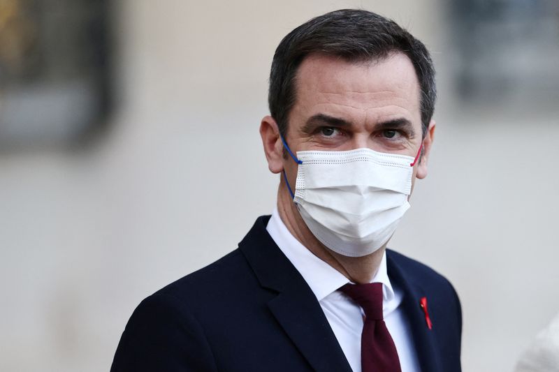 © Reuters. La France pourrait avoir atteint le pic de la cinquième vague épidémique de COVID-19, a déclaré mardi le ministre de la Santé Olivier Véran. /Photo prise le 1er décembre 2021/REUTERS/Sarah Meyssonnier