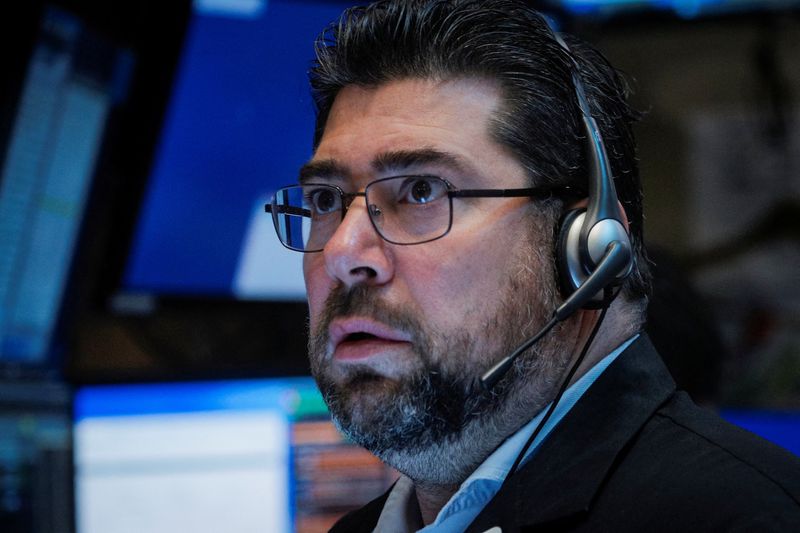 © Reuters. A trader works on the floor of the New York Stock Exchange (NYSE) in New York City, U.S., December 13, 2021.  REUTERS/Brendan McDermid